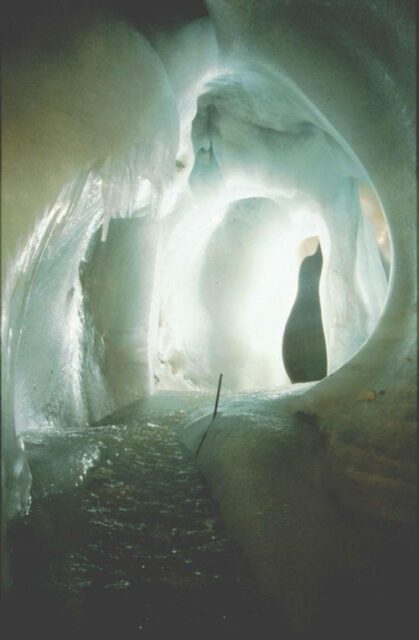 untersbergbahn-erlebnisse-eishoehle-eishoehle-innen-weisses-licht