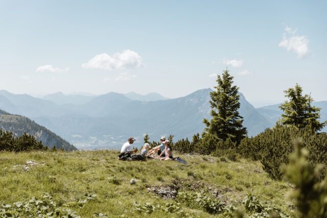 untersbergbahn-erlebnisse-klettern-personen-picknick-auf-untersberg