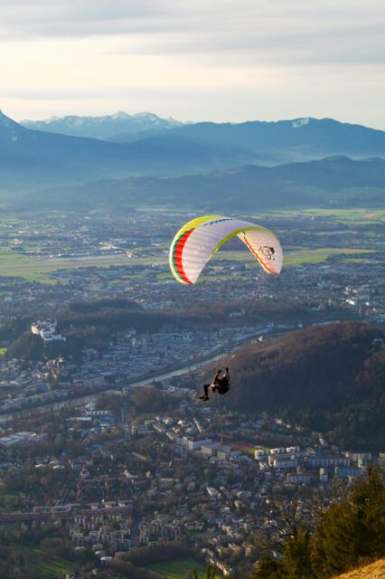 untersbergbahn-erlebnisse-paragleiten-paragleiter-in-der-luft