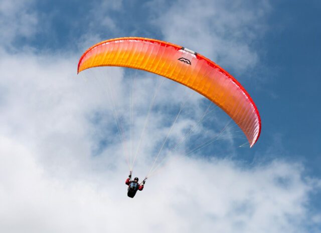 untersbergbahn-erlebnisse-paragleiten-paragleiter-ueber-kamera-in-luft